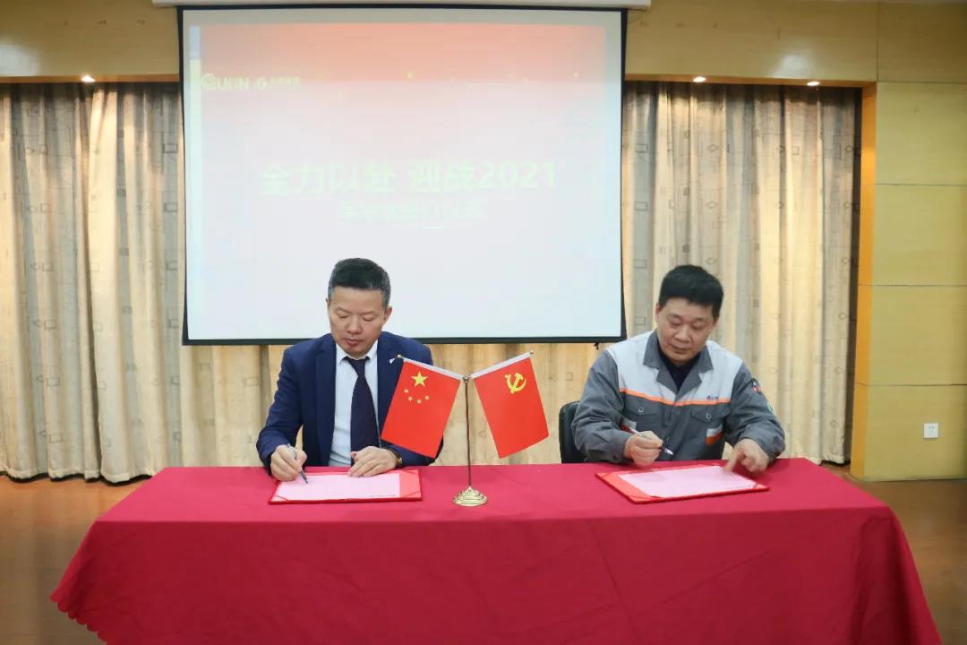 無(wú)錫鑄造廠(chǎng)總經(jīng)理吳洪度先生（右）與集團董事長(cháng)段哲先生（左）簽署軍令狀